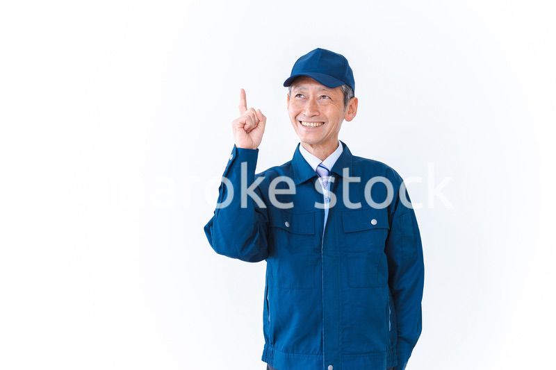 笑顔でおすすめを指差す工場労働者