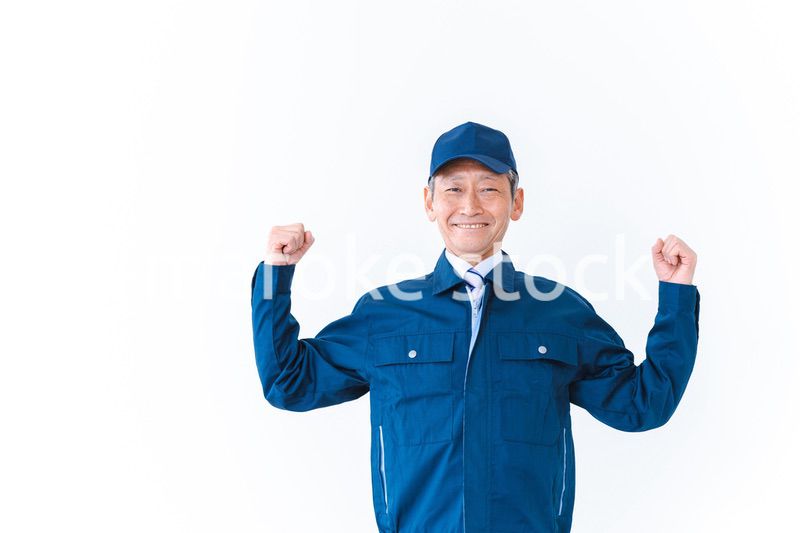 体操をする町工場で働く高齢男性