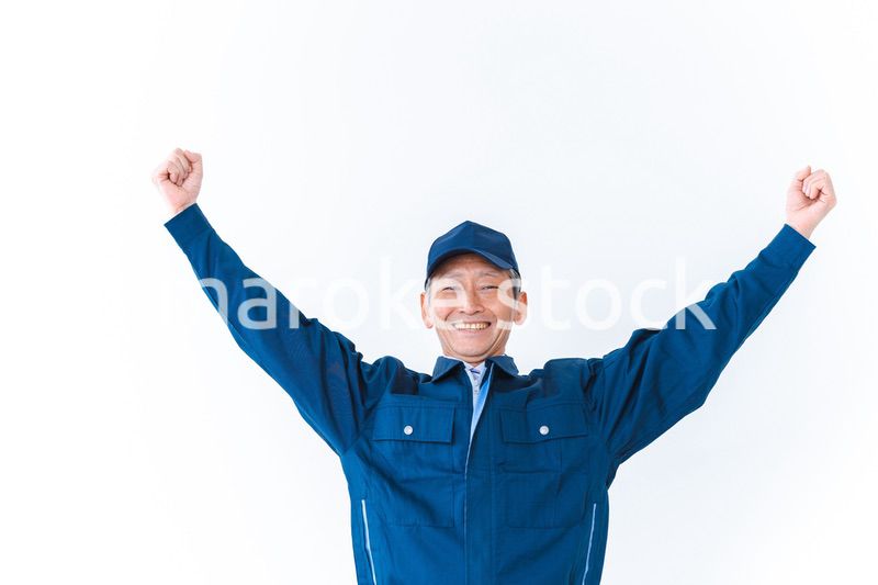 体操をする町工場で働く高齢男性