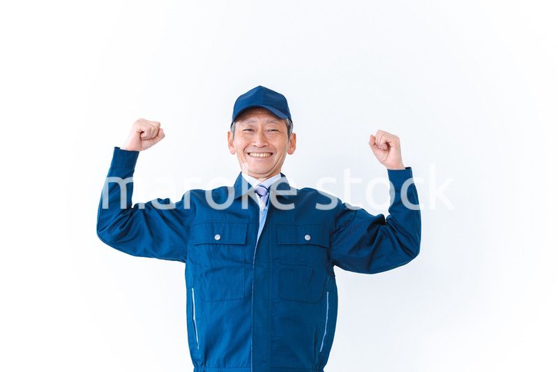 体操をする町工場で働く高齢男性