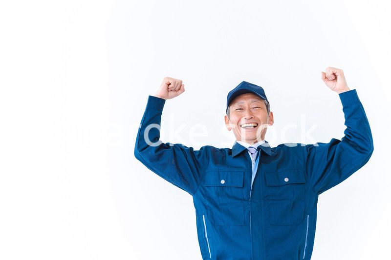 体操をする町工場で働く高齢男性