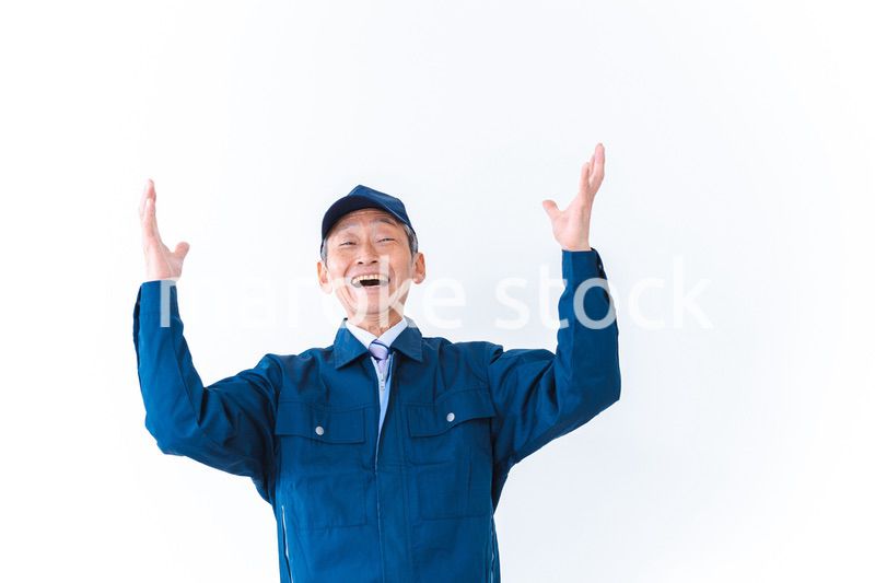 大喜びをする中小企業の経営者