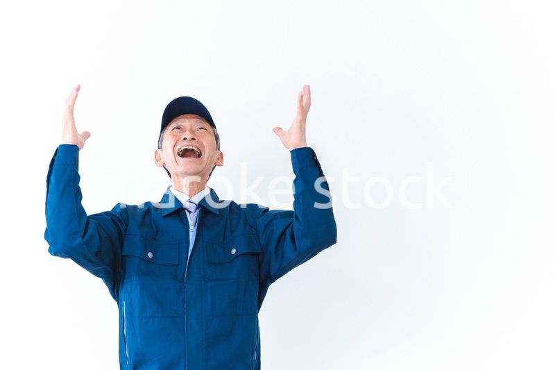 大喜びをする中小企業の経営者