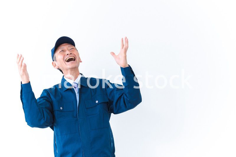 大喜びをする中小企業の経営者