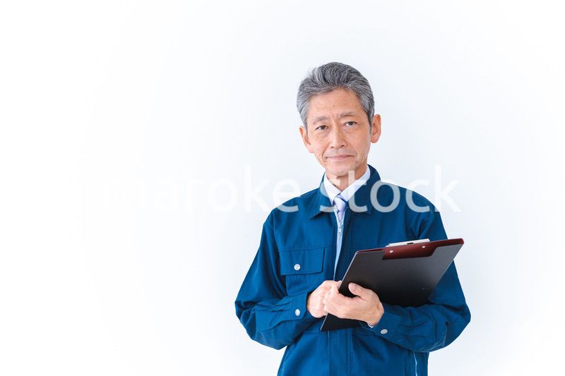 安全確認をする作業服を着た高齢男性