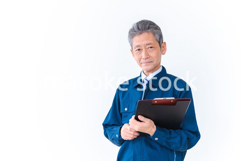 安全確認をする作業服を着た高齢男性