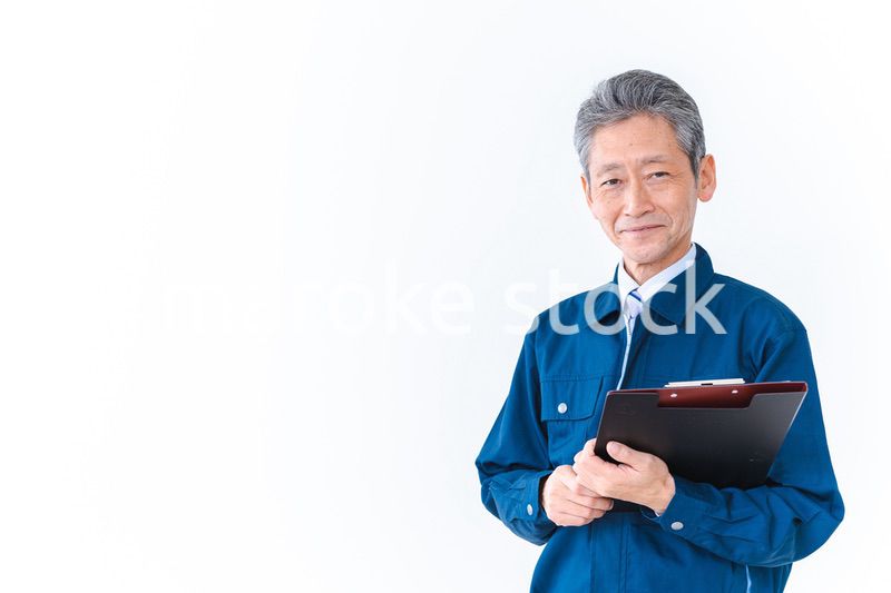 安全確認をする作業服を着た高齢男性