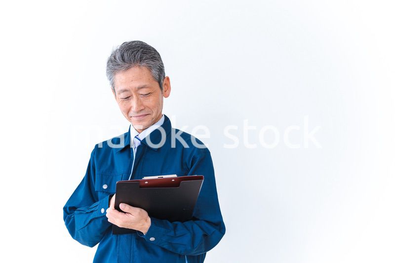 安全確認をする作業服を着た高齢男性