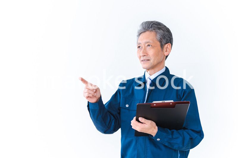 安全確認をする作業服を着た高齢男性