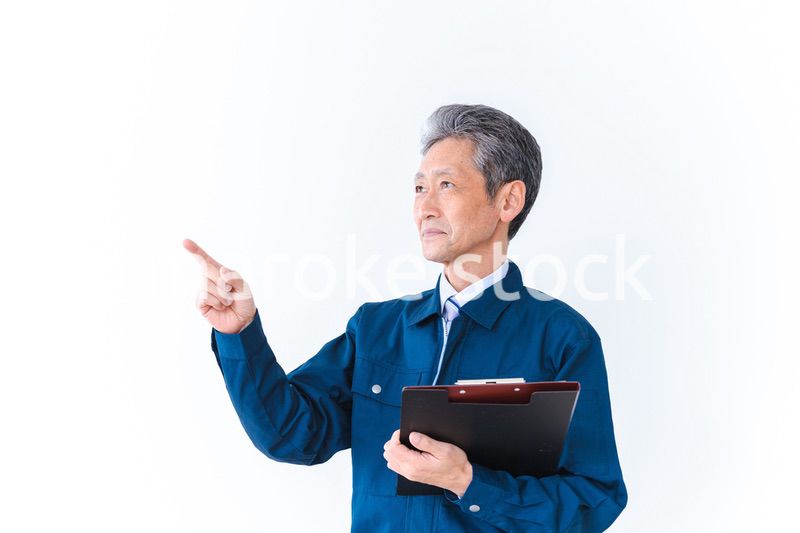 安全確認をする作業服を着た高齢男性