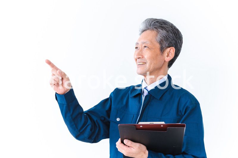 安全確認をする作業服を着た高齢男性