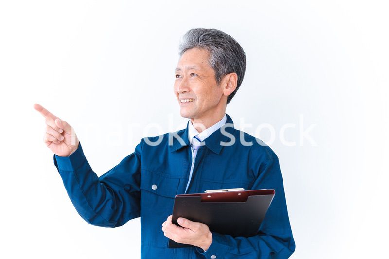 安全確認をする作業服を着た高齢男性
