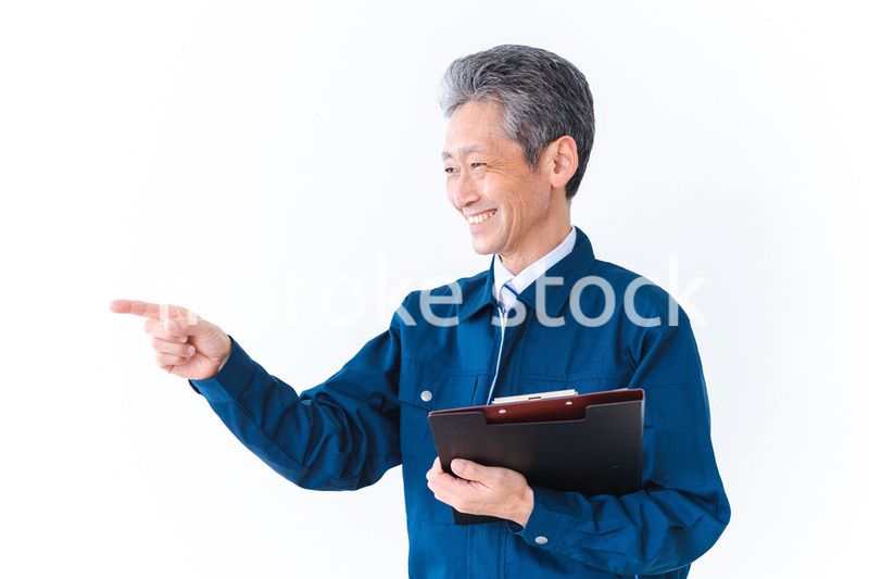 安全確認をする作業服を着た高齢男性