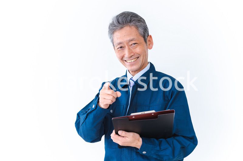 安全確認をする作業服を着た高齢男性