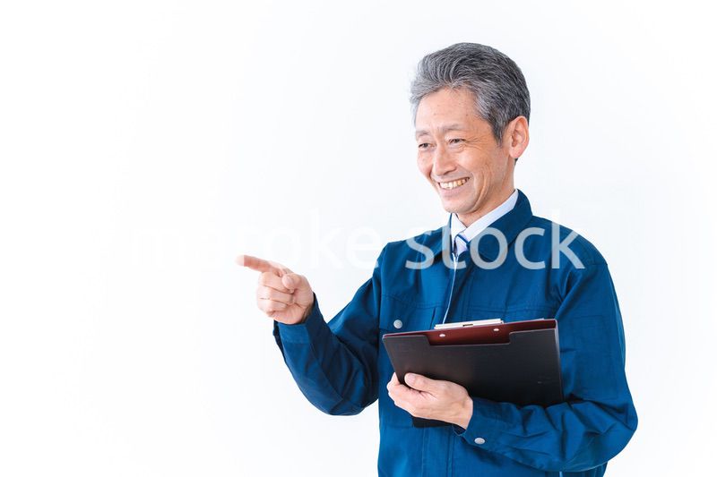 安全確認をする作業服を着た高齢男性