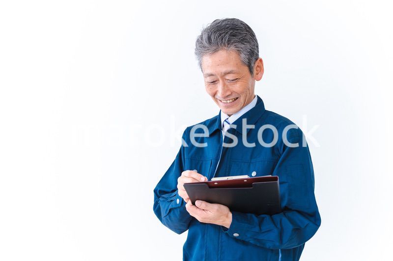 安全確認をする作業服を着た高齢男性