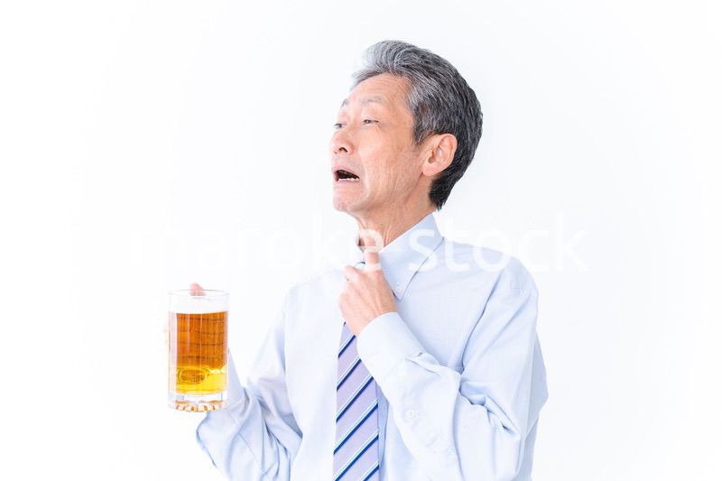 ジョッキでビールを飲むビジネスマン