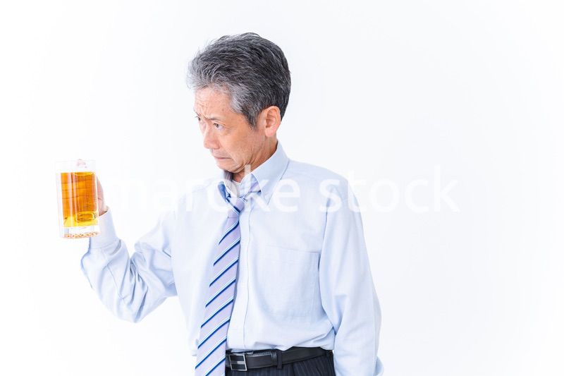 ジョッキでビールを飲むビジネスマン