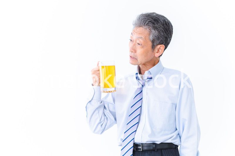 ジョッキでビールを飲むビジネスマン