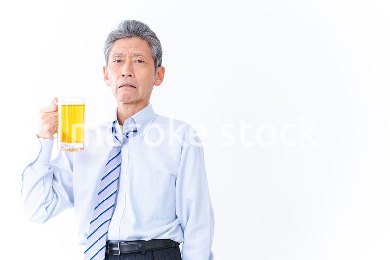 ジョッキでビールを飲むビジネスマン