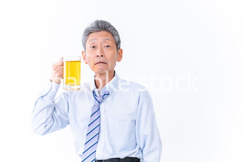ジョッキでビールを飲むビジネスマン