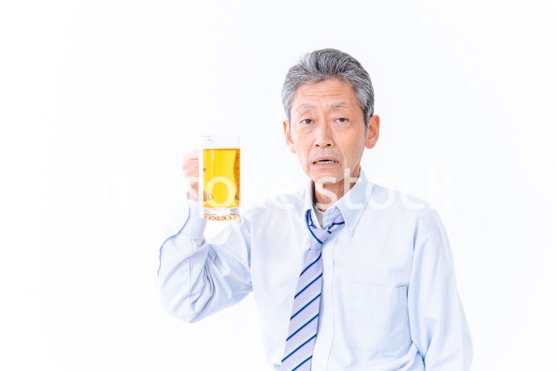 ジョッキでビールを飲むビジネスマン