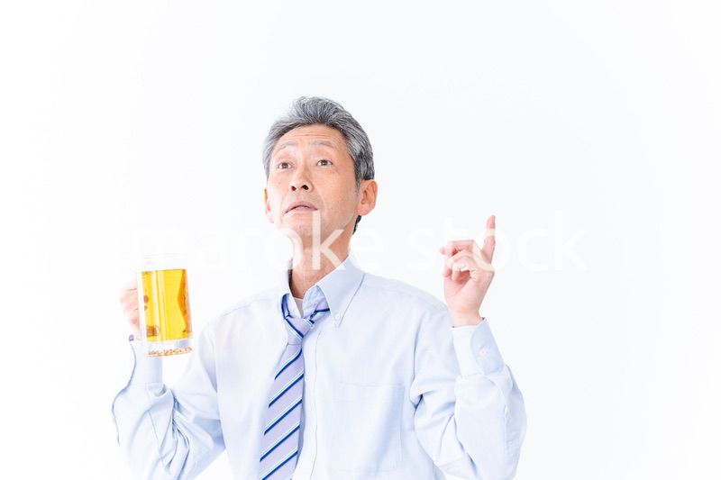 ジョッキでビールを飲むビジネスマン