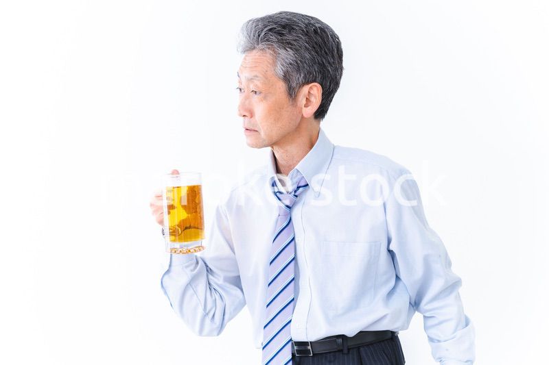 ジョッキでビールを飲むビジネスマン