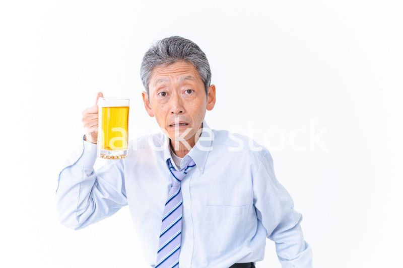 ジョッキでビールを飲むビジネスマン
