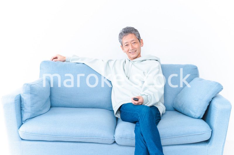 自宅でテレビを見る高齢の男性