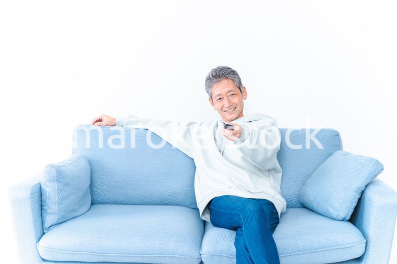 自宅でテレビを見る高齢の男性