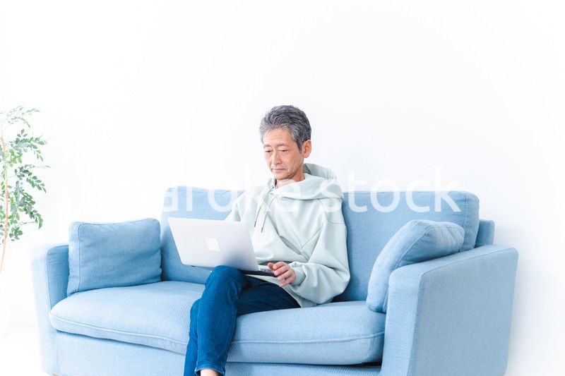 自宅でパソコンを使う高齢の男性