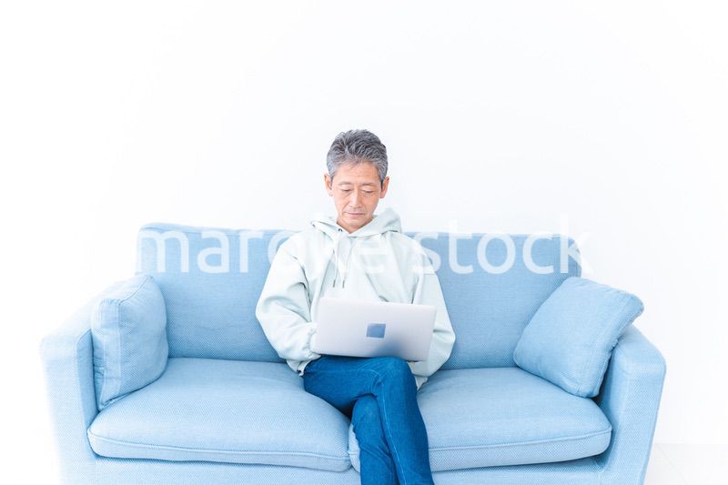 自宅でパソコンを使う高齢の男性