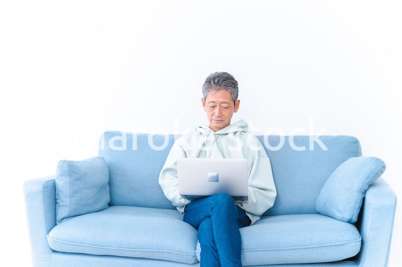 自宅でパソコンを使う高齢の男性