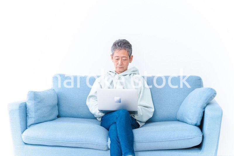 自宅でパソコンを使う高齢の男性