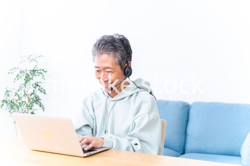 在宅勤務をする高齢のビジネスマン