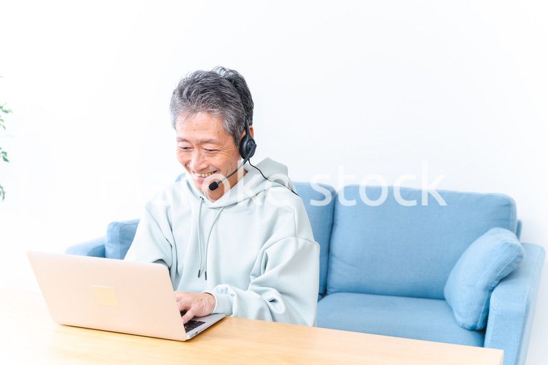 在宅勤務をする高齢のビジネスマン