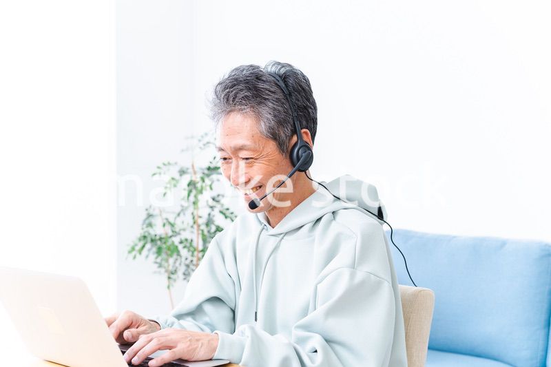 在宅勤務をする高齢のビジネスマン