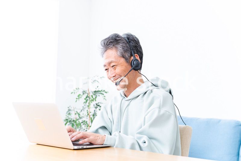 在宅勤務をする高齢のビジネスマン