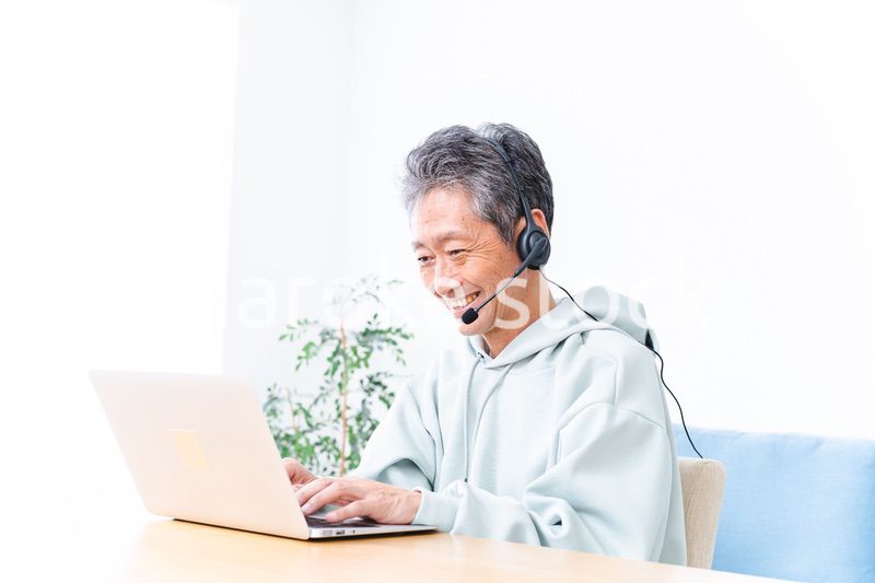 在宅勤務をする高齢のビジネスマン