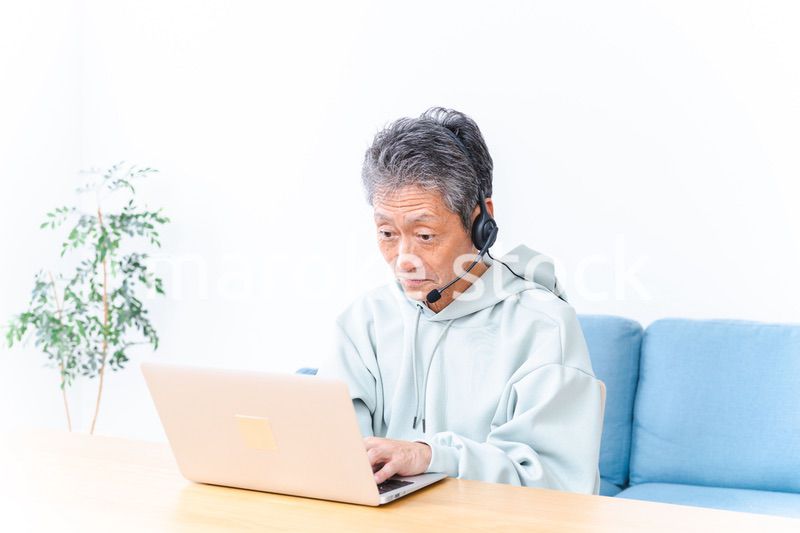 在宅勤務をする高齢のビジネスマン