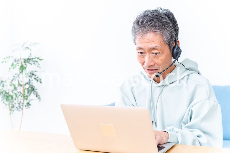 在宅勤務をする高齢のビジネスマン