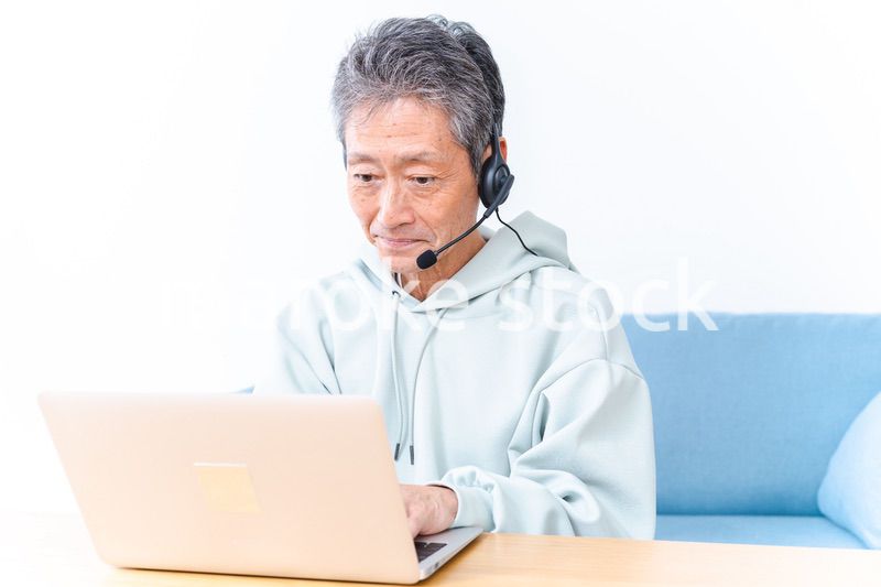 在宅勤務をする高齢のビジネスマン