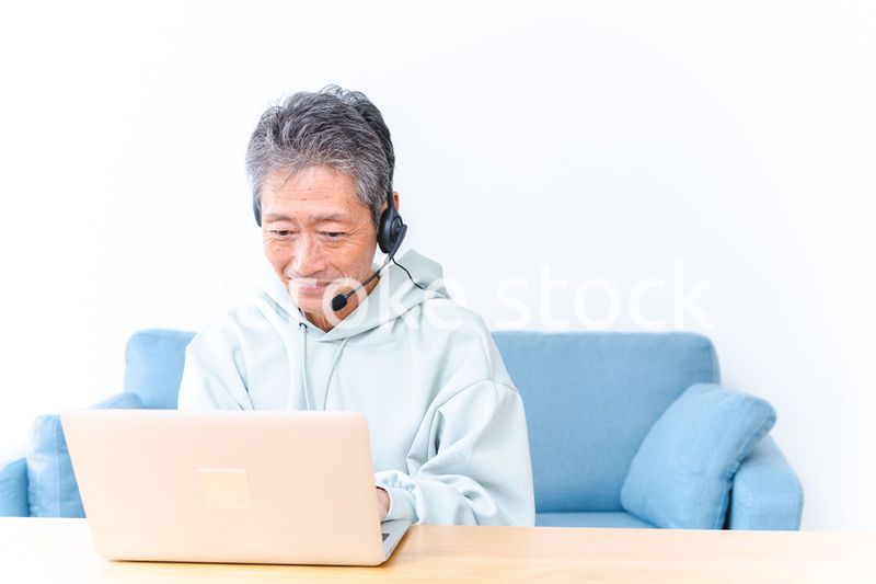 在宅勤務をする高齢のビジネスマン