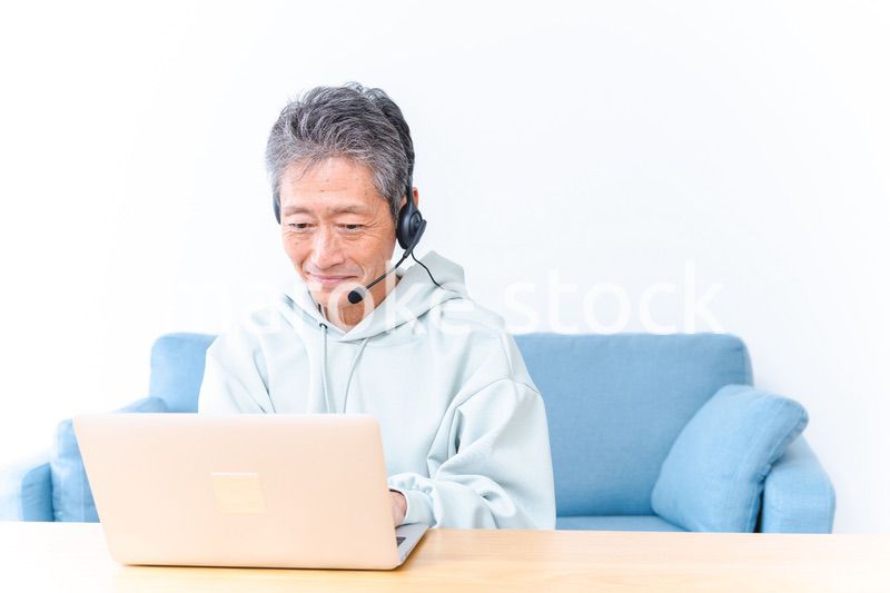 在宅勤務をする高齢のビジネスマン