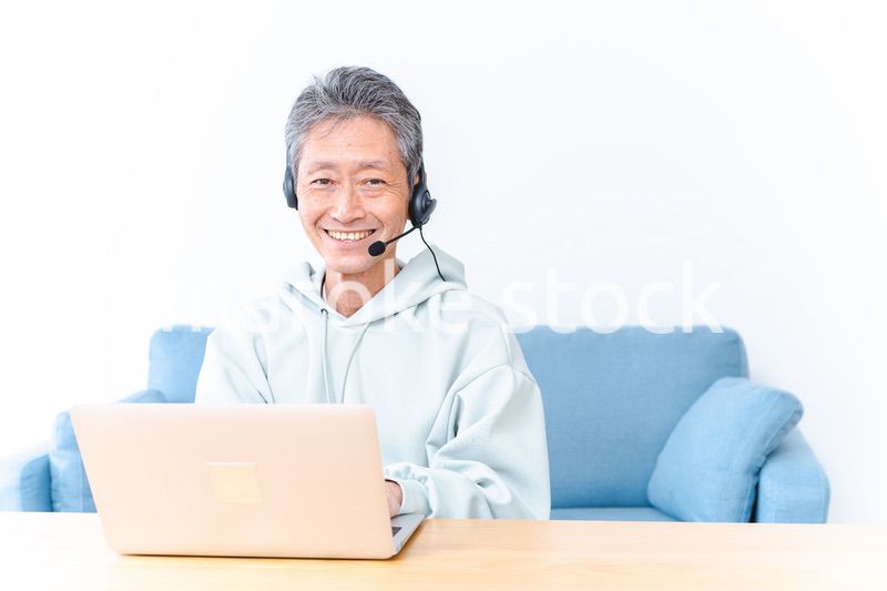 在宅勤務をする高齢のビジネスマン