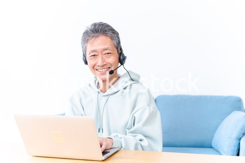 在宅勤務をする高齢のビジネスマン