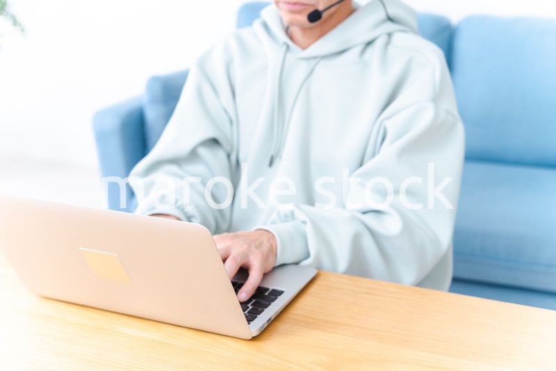 在宅勤務をする高齢のビジネスマン