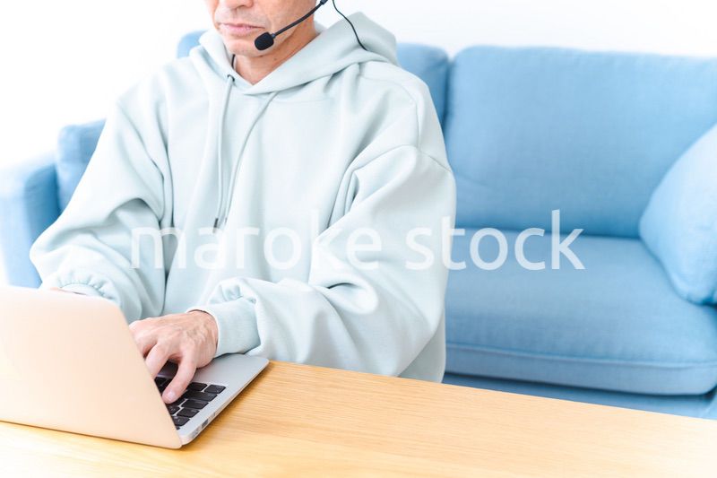 在宅勤務をする高齢のビジネスマン