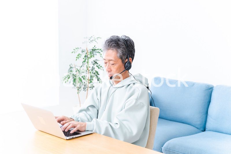 在宅勤務をする高齢のビジネスマン